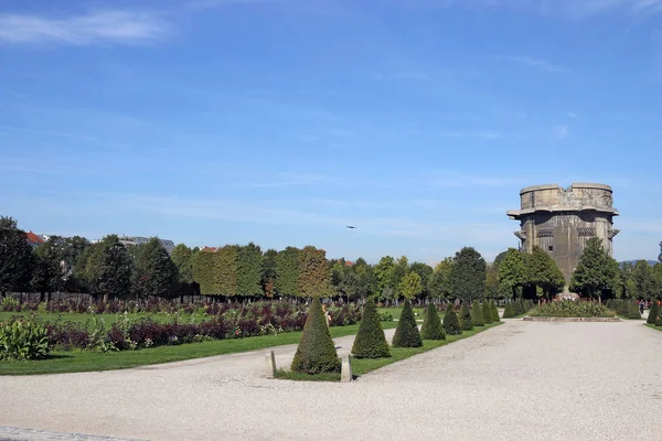 Зенітна вежа Флактурм в парку Аугартен Відень Австрія — стокове фото