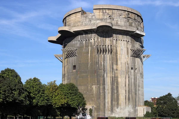 Anti flygplan står hög Flakturm i Augarten Wien Österrike — Stockfoto