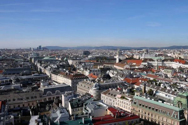 Bécsi városkép régi és modern épületek — Stock Fotó