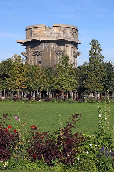 Flakturm torre antiaérea en Augarten Viena Austria landscap —  Fotos de Stock