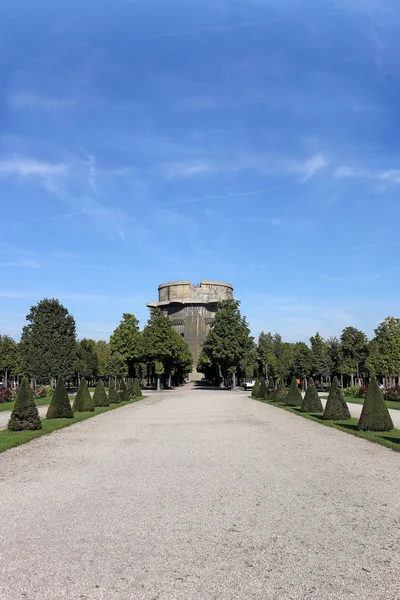 Flakturm anti flygplan står hög i Augarten Vienna landskap — Stockfoto