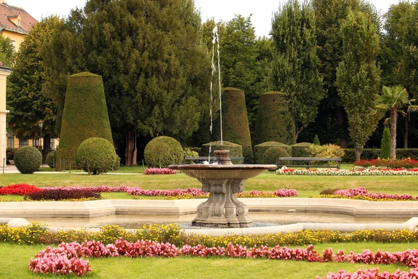 Vacker trädgård med fontän och blommor i Wien Österrike — Stockfoto