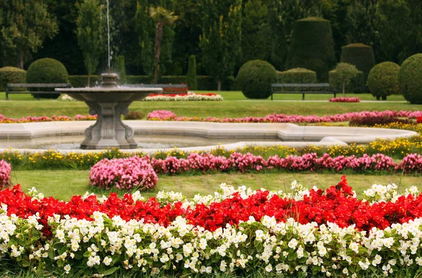 Piękny ogród z fontanną i kwiatami Wiedeń Austria — Zdjęcie stockowe