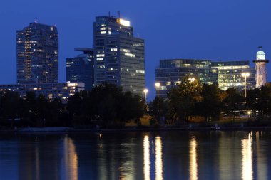 Viyana manzarası, gece Tuna Nehri üzerinde 