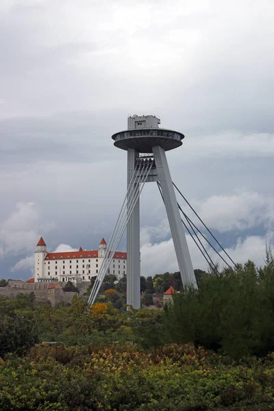Neue Brücke und Burg Bratislava Stadtbild Slowakei — Stockfoto