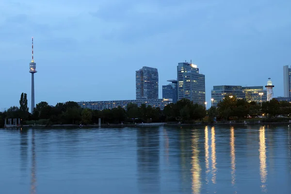 Wieża telewizyjna latarnia morska i budynki biurowe DonauCity Vienna Skylin — Zdjęcie stockowe