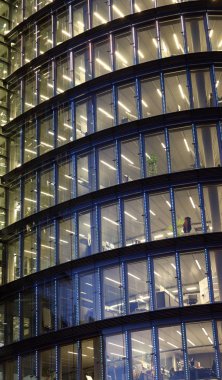 Gece modern ofis binası Viyana Avusturya