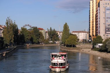 Donaukanal Tuna Kanalı Viyana 'da bir tur gemisi.
