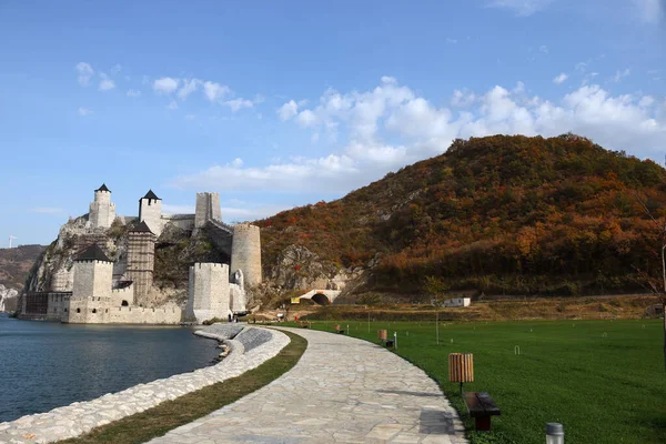 Fortezza Golubac sul Danubio punto di riferimento della Serbia stagione autunnale — Foto Stock