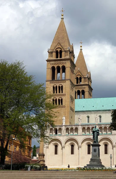 La Catedral de Pecs y monumento Hungría — Foto de Stock