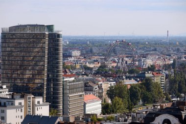Prater Park şehir manzarasında dönme dolap Viyana Avusturya