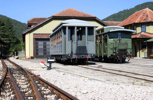 Залізничний вокзал зі старими вагонами — стокове фото