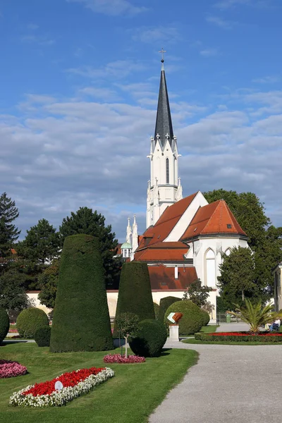 Garden and white church in Vienna Austria — Stock Photo, Image