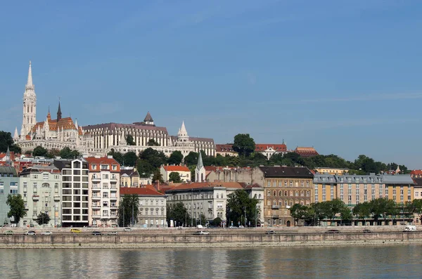 Iglesia Matthias y bastión Fishermans Danubio ribera Budapest — Foto de Stock