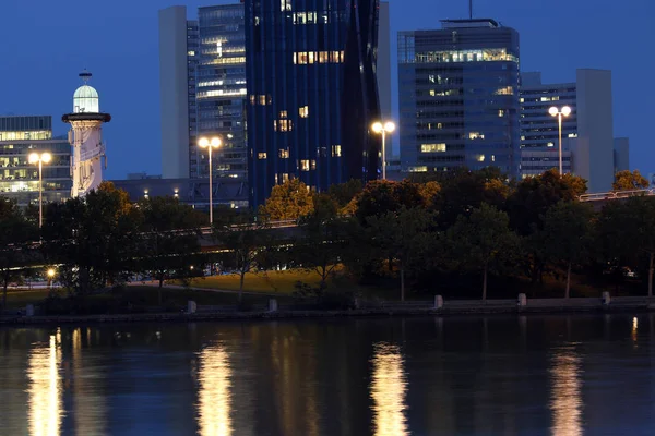 Faro sull'isola del Danubio a Vienna crepuscolo — Foto Stock