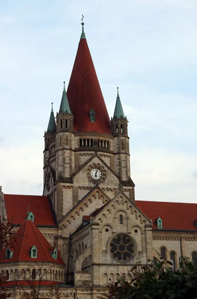 San Francisco de Asís Reloj de iglesia y torres Viena Austria — Foto de Stock