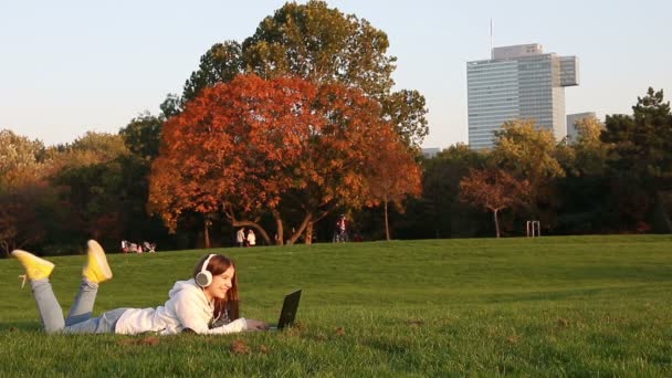 Chica Acostada Hierba Escribiendo Ordenador Portátil Parque — Vídeos de Stock