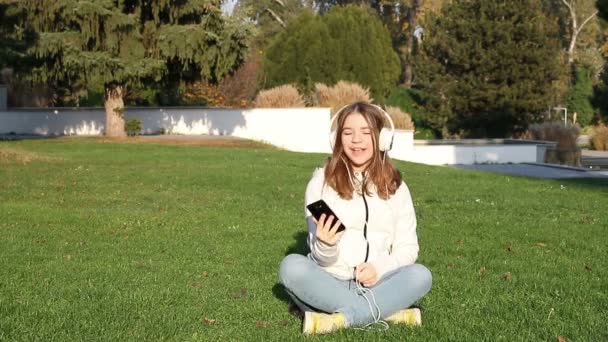 Tiener Meisje Luistert Naar Muziek Van Haar Smartphone Zingt — Stockvideo