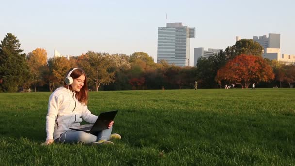 Tiener Meisje Luistert Naar Muziek Een Laptop Zingt Het Park — Stockvideo