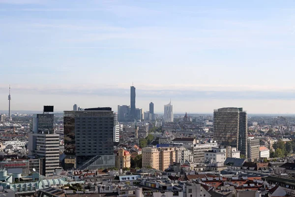 Bürogebäude und Wolkenkratzer Stadtbild Wien Österreich — Stockfoto