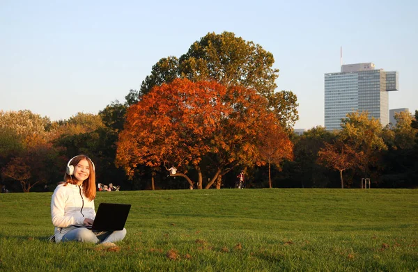 Šťastný dospívající dívka s notebookem v parku podzimní sezóna — Stock fotografie