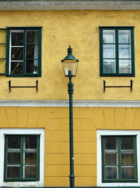 Casa Velha Parede Amarela Lanterna Rua Grinzing Viena — Fotografia de Stock