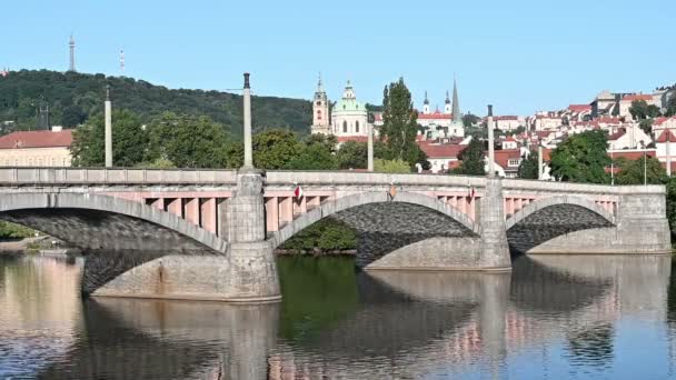 ヴルタヴァ川を渡るマネス橋 プラハチェコ共和国 — ストック動画