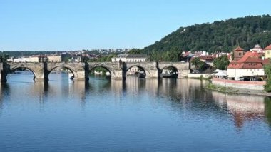 Vltava Nehri üzerindeki Charles Köprüsü Prag şehri Çek Cumhuriyeti