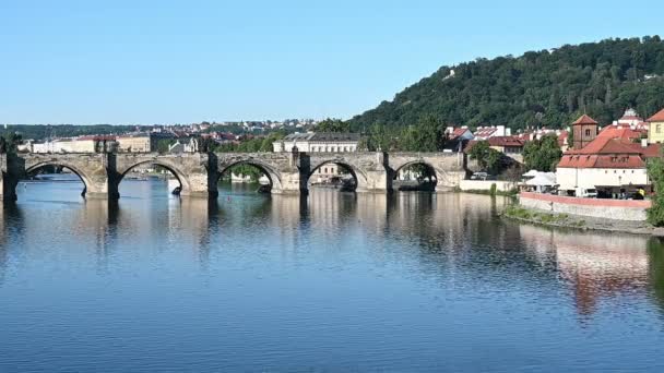 Karlsbron Över Floden Vltava Prag Stadslandskap Tjeckien — Stockvideo