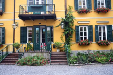 Penceresinde çiçekler olan eski ev Kötü Gastein Avusturya