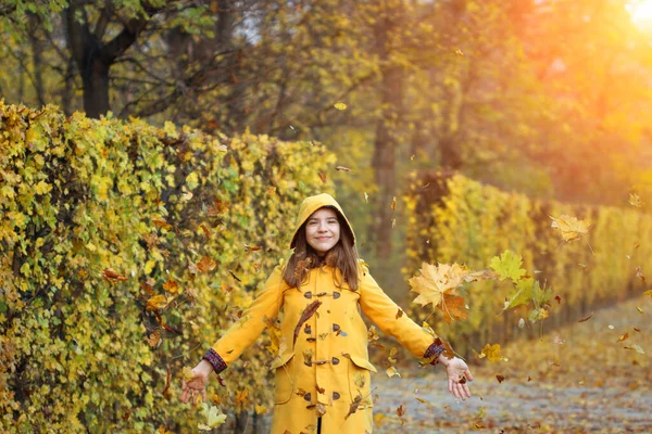 Hojas Otoño Caen Alrededor Adolescente Parque — Foto de Stock