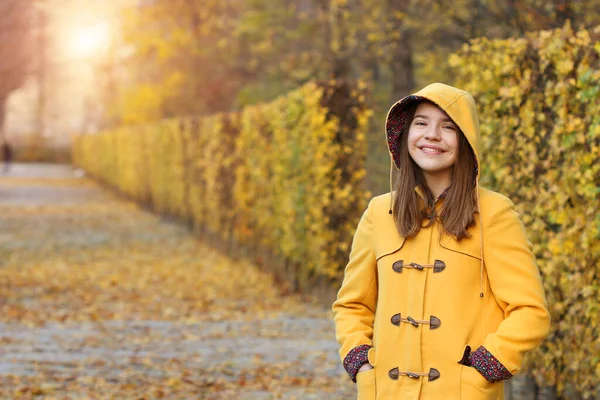 Adolescente Abrigo Amarillo Con Capucha Augarten Parque Viena Temporada Otoño —  Fotos de Stock