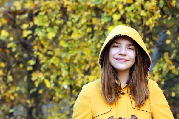Teenager Mädchen Einem Gelben Kapuzenmantel Porträt Herbstsaison — Stockfoto