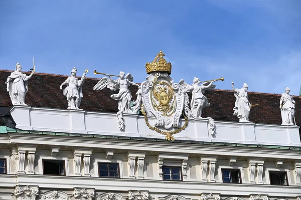 Emblem Med Guldkrona Högst Upp Byggnaden Wien Österrike — Stockfoto