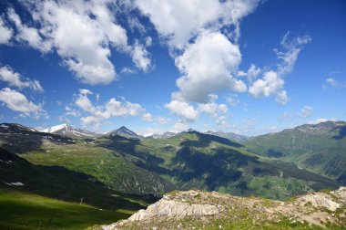Stubnerkogel dağları ve bulutlu mavi gökyüzü Avusturya manzarası
