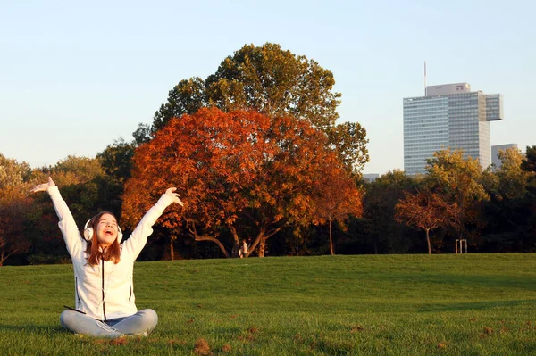 Szczęśliwy Nastolatek Dziewczyna Słucha Muzyki Jej Smartfona Śpiewać Parku Jesień — Zdjęcie stockowe