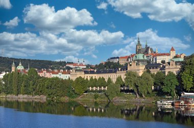 Eski kent ve Prag Şatosu Vltava nehir kenarı Çek Cumhuriyeti