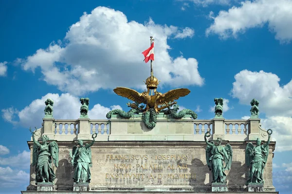 Emblema Con Aquile Oro Bandiera Austriaca Cima All Edificio Vienna — Foto Stock