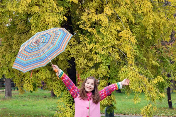 快乐的小女孩 在秋天的公园里带着雨伞 — 图库照片