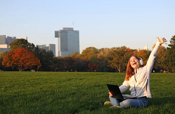 Счастливая Девочка Подросток Слушает Музыку Ноутбуке Поет — стоковое фото