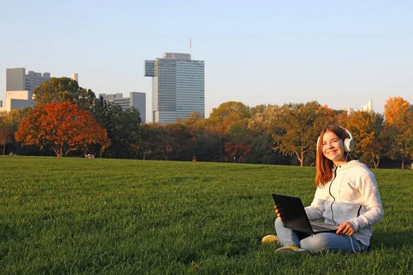 Menina Adolescente Feliz Está Ouvindo Música Laptop Ensolarado Dia Outono — Fotografia de Stock