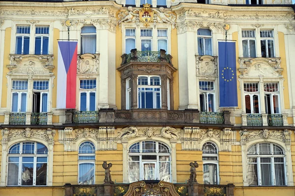 Edifício Antigo Com Uma Bandeira Checa União Europeia Praga — Fotografia de Stock