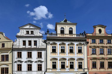 Prag Eski Şehir Meydanı 'ndaki renkli eski binalar