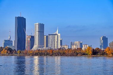 Viyana 'da Donaucity ve Tuna Nehri, Avusturya, sonbahar mevsimi