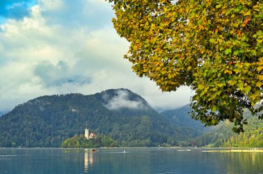Maria 'nın Hacı Kilisesi, Slovenya Gölü Kederli sonbahar manzarası,