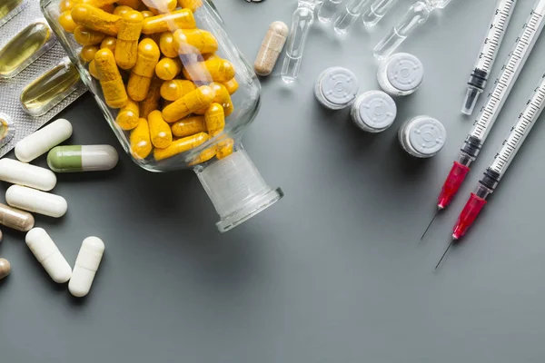 Différents Médicaments Sous Forme Pilules Comprimés Injections Sur Fond Gris — Photo