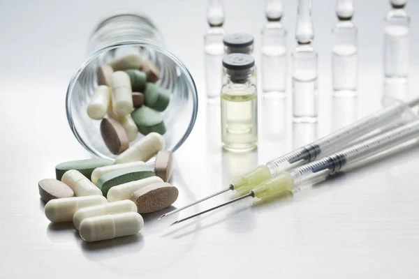 Два Шприца Лекарства Таблетках Капсулах Металлическом Столе — стоковое фото
