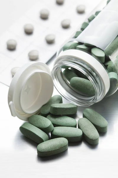 Dose Médicaments Pilules Vertes Coulant Une Bouteille Verre — Photo