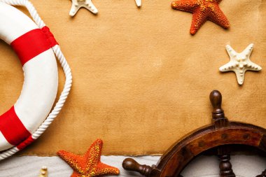Yaz arka plan - kağıt sayfası, geminin direksiyon simidi, lifebuoy ve denizyıldızı kum üzerinde 