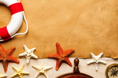 Yaz arka plan - kağıt sayfası, geminin direksiyon simidi, lifebuoy ve denizyıldızı kum üzerinde 